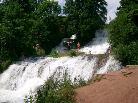 Водоспад на Тернопільщині біля Червоноградського Замку